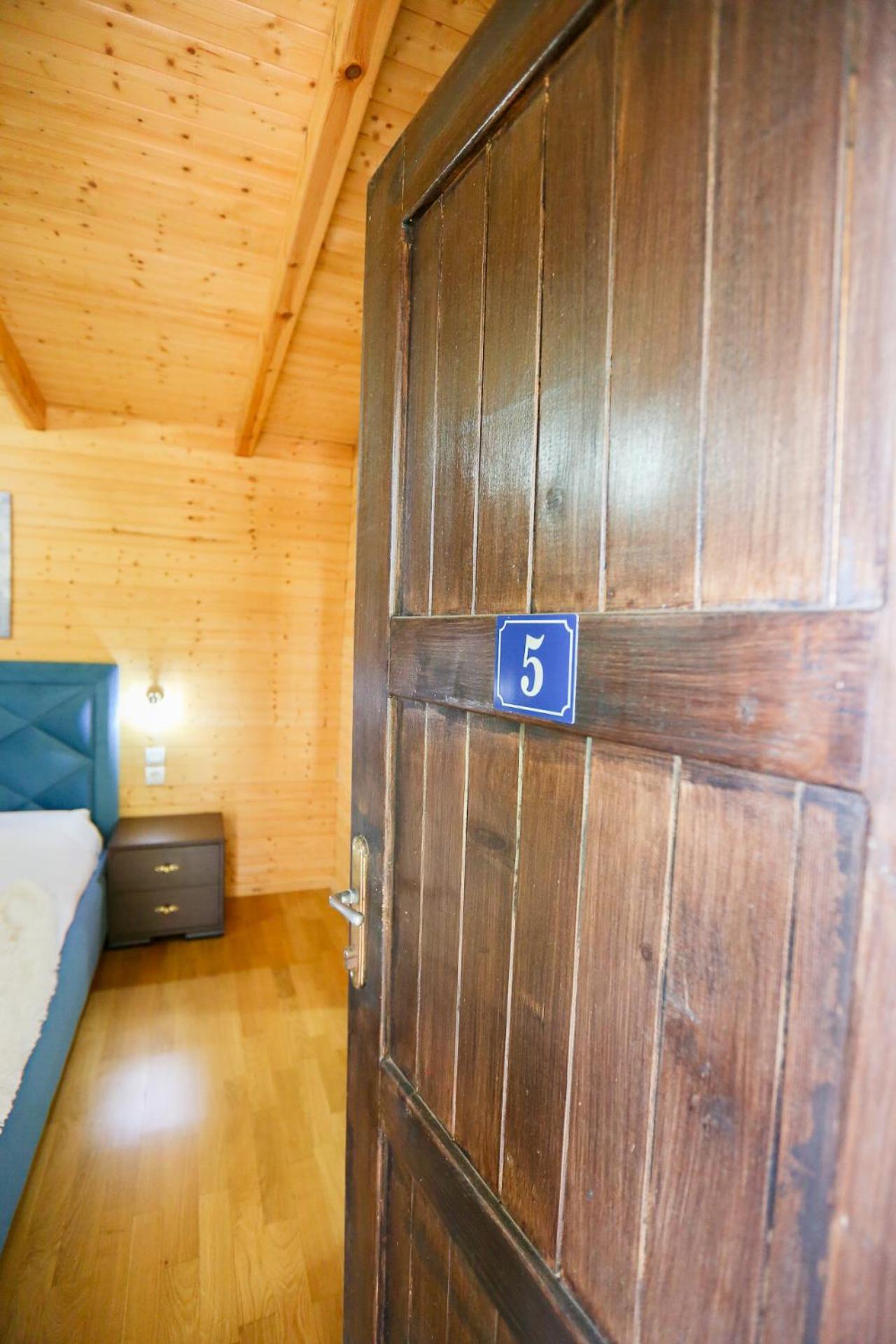 Motel Holiwood Himare Esterno foto